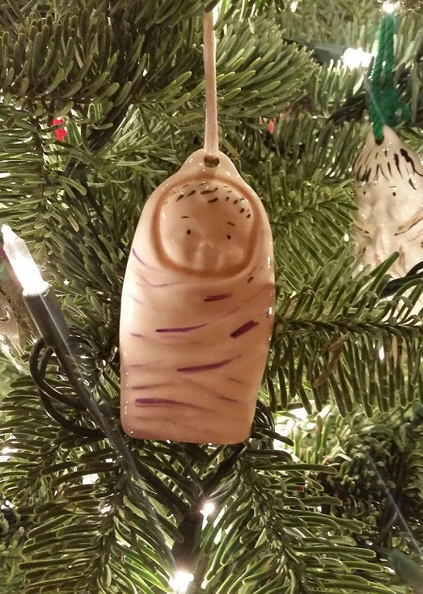 12. "Долго не мог понять, зачем моя мама повесила на елку игрушку в виде большого пальца, а потом подошел и присмотрелся"