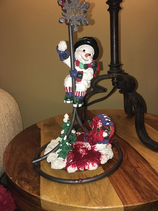 20. Мало того, что этот снеговик танцует стриптиз, так он еще и, кажется, устроил кровавую резню