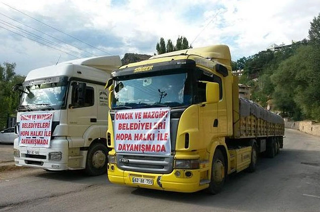 Hopa’da yaşanan sel felaketi sonrası zarar gören halk için iki tır yardım malzemesi yolladı.