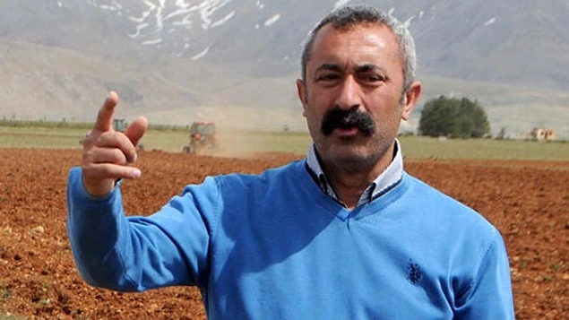 Maaşının bir kısmını öğrencilere burs olarak verdi.