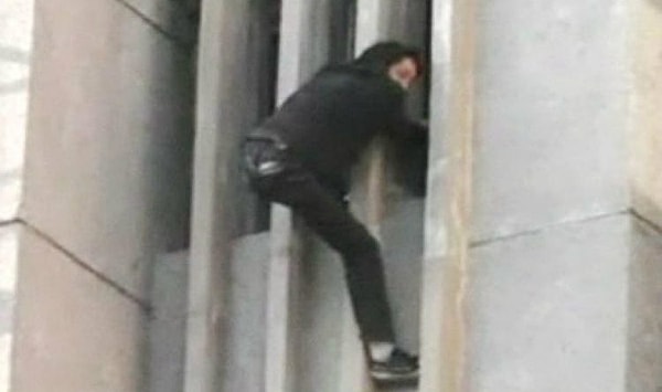 10. Китайский вор-форточник застрял в окне пятого этажа