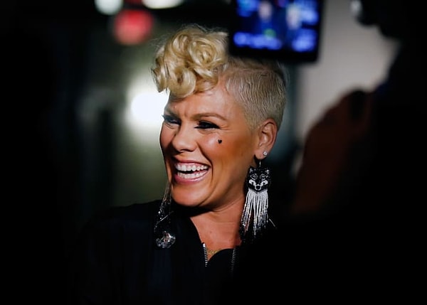 И здесь послание Пинк всем женщинам мира не заканчивается. Она добавила, что ее будущие ожидания для женщин - это «уважение, безопасность и равенство».