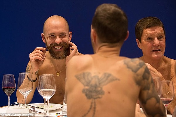 Каждому клиенту с самого начала напоминают, что это не место для сватовства, а нудистский ресторан...