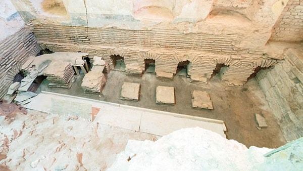 Topkapı Sarayı'nın inşasında yapılan ve beş padişahın kullandığı hamamın sıcak ve soğukluk olarak addedilen bölümlerinin temel kalıntıları ortaya çıkarıldı.