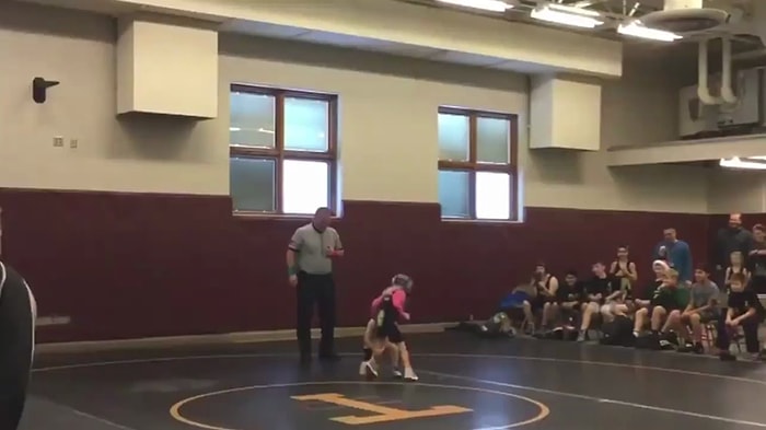 Kız Kardeşinin Güreş Müsabakasını Gerçek Kavga Zanneden Ufaklığın Olaya Müdahale Etmesi