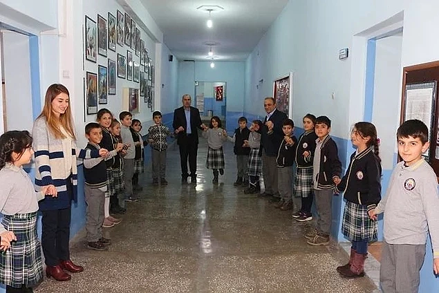 Erzurum'da Soğukla Mücadele Edemeyen İlkokul Öğrencileri 'Halay' Çekiyor