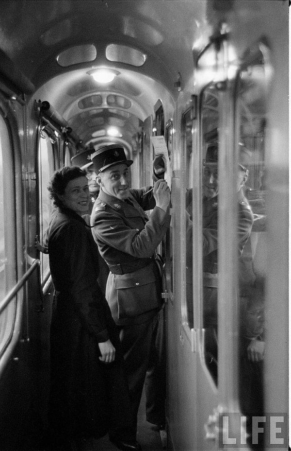 Fotoğrafçı Jack Birns 1950'de Londra'dan trene atlar.
