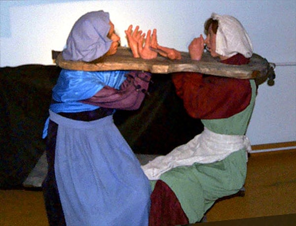 2. Ругающихся женщин запирали вместе в "скрипке сплетниц"