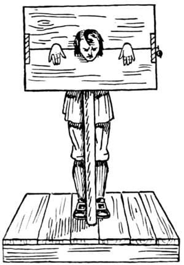 6. Сварливых женщин запирали в колодки в центре города