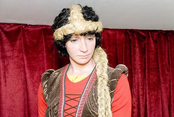 7. Женщинам, которых обвиняли в непристойном поведении, на голову надевали соломенную косу