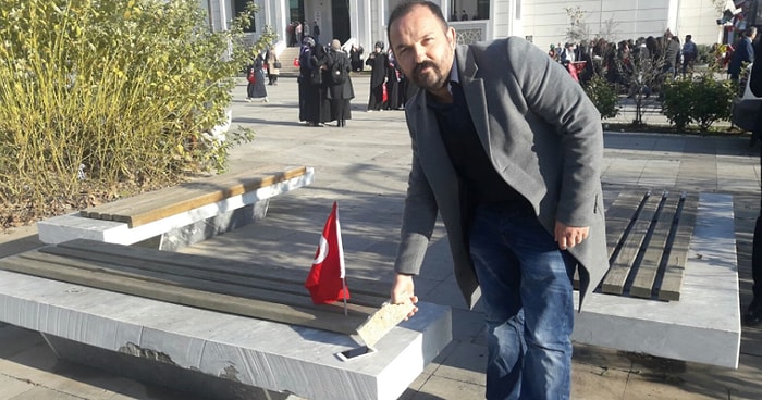 ABD ve İsrail'i Protesto Etmek İçin Amerikan Malı Dediği iPhone'unu Parçalayan Adam