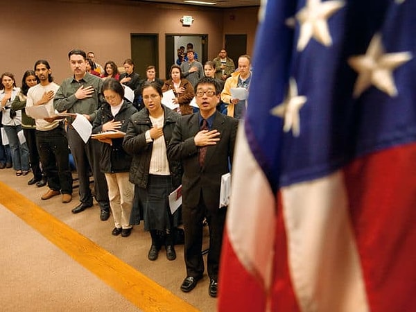 6. Какое из этих обещаний НЕ входит в текст присяги на гражданство США?