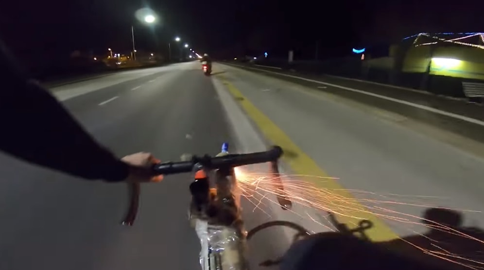 Bisikletine Kurduğu Düzenekle Motosikletçilere Füze Saldırısı Yapan Adam