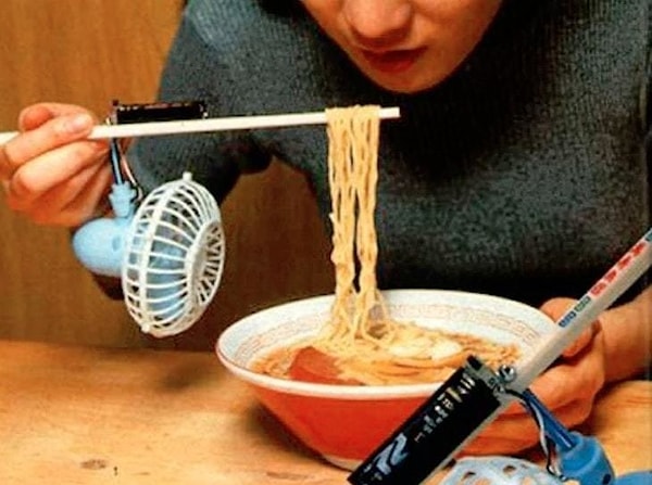 4. С этими палочками для поедания лапши с вентилятором вы больше не обожжёте свой язык и губы