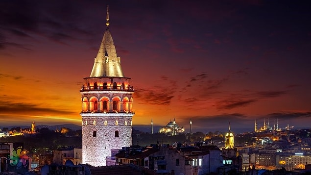 Bir yanda Galata Kulesi. Tahminlere göre 507 yılında Romalılar tarafından yapılan kulenin yüksekliği 70 metre. Gecesi ayrı,