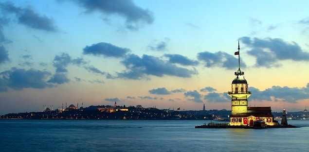Ve karşısında MÖ 5. yy’da Yunanlılar tarafından İstanbul Boğazı’nın Salacak Sahili’ne yapılmış güzeller güzeli Kız Kulesi. Gece gündüz her zaman büyüleyici.