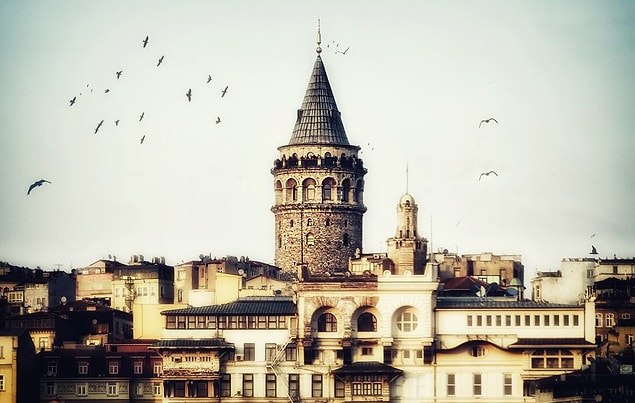 Derken bir gün Galata Kulesi yükselmiş tüm ihtişamıyla karşısına.