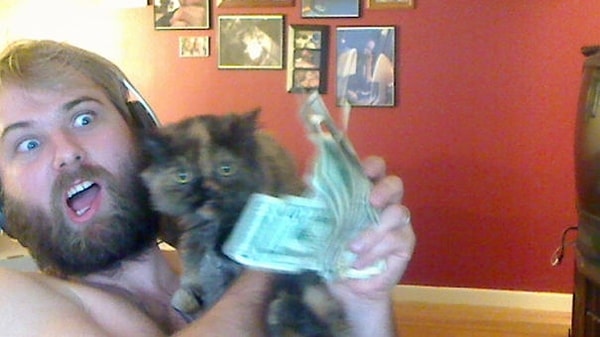 13. "Когда веб-камера открывается на моем компьютере, она отображает последний снимок. Видимо, мой муж слишком много выпил вчера".