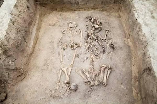 14. Slovakya'da bulunan Avar Türkü savaşçı mezarları. Birçoğu atıyla birlikte gömülmüş. Ant kadehleri de yanlarında. (8.yy.)