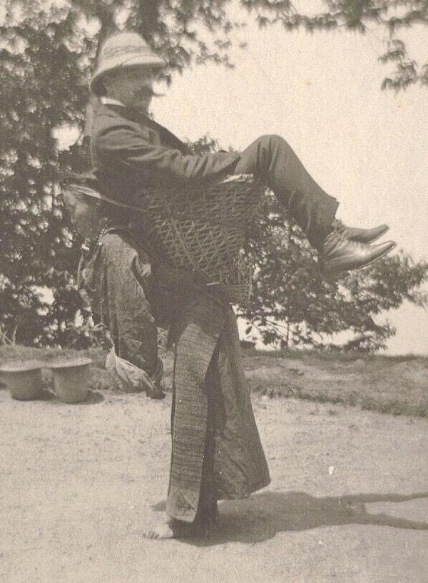 20. 1903; Bengalli kadın, İngiliz iş adamını sırtında taşıyor. Medeniyet!