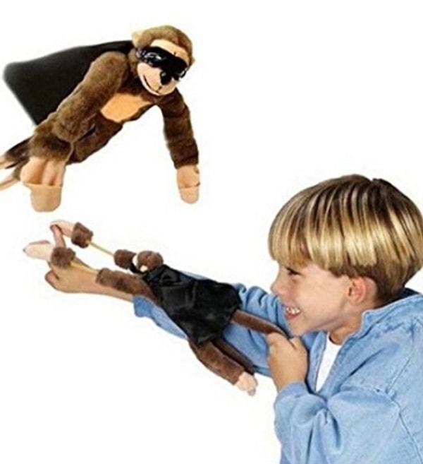 4. Oyuncak ayı hediyesini kaldıramayacak bir ilişkiniz, romantikten maymunluk uzmanı olarak tanımlayabileceğiniz bir sevgiliniz varsa, bu peluş uçan maymun,