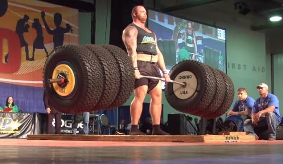 Поднял 1000 кг. Поднял 1000 кг. Самый сильный человек. Хафтор бьёрнсон рост. Поднял 1000 кг.