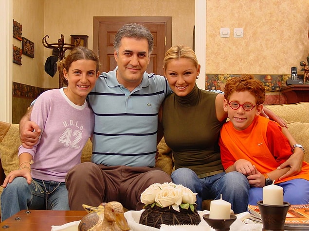 Çekirdek bir ailenin günlük hayatını, aile çatışmalarını ve ne olursa olsun bir arada kalma başarısını yıllarca izledik.