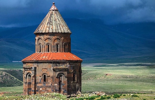 Ve tabii ki yedi yüzyıl boyunca insan yaşadığı düşünülen bir Ermeni mirası Ani Harabeleri…