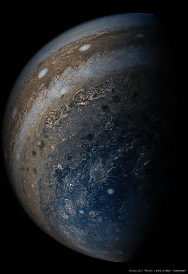 4. 5 yıllık yolculuğun sonunda gezegene ulaşan Juno uzay aracının alt kısmından çekilen bir Jüpiter fotoğrafı.