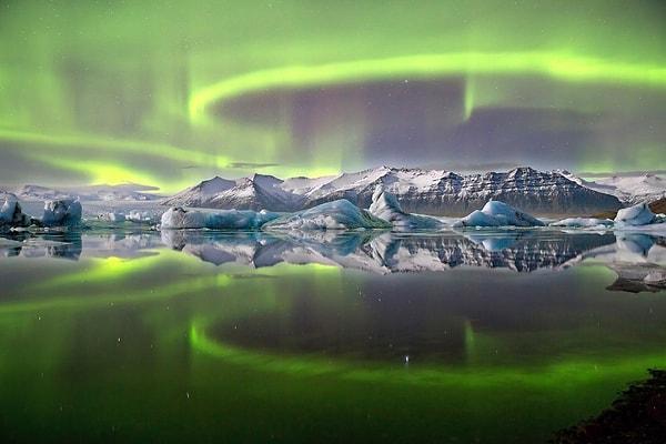 14. Vatnajökull Buzulu'nun kenarındaki Jökulsárlón buzul gölü üzerinde kuzey ışıkları.