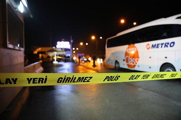 Anadolu Ajansı'nın geçtiği ilk haberde yolcu otobüsünden polise ateş açıldığı ve bir polis memurunun şehit olduğu duyurulmuştu.