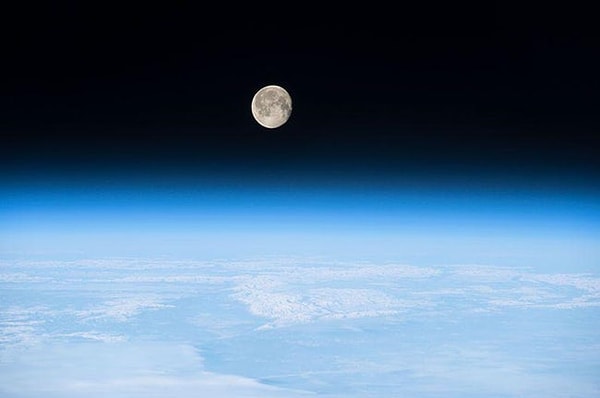 4. В самом глубоком месте в мире побывало всего 3 человека, в то время как на самой высокой точке планеты - 3 тыс. человек.