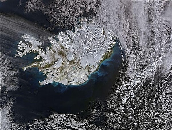 8. Ежегодно на Землю выпадает 1 миллион миллиардов кубических футов снега.
