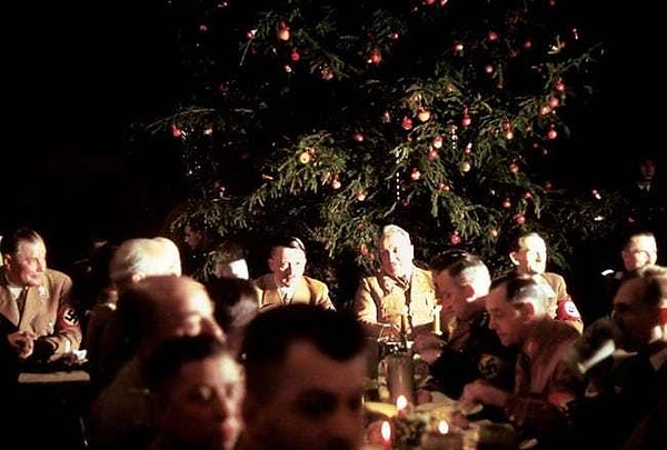 1. Нацисты не могли праздновать рождение еврея, поэтому они превратили Рождество в нацистский праздник.