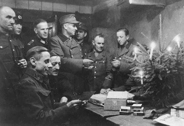 2. В своей рождественской речи в 1921 году Гитлер говорил о евреях.