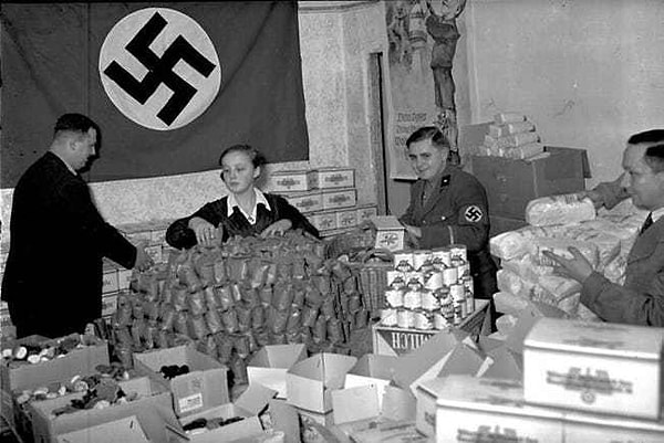 3. В Рождество нацисты подкупали население едой и деньгами.
