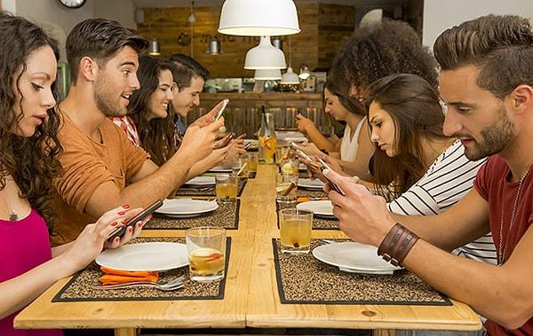 14. Toplu yemeklerde sürekli telefonla ilgilenir misin?