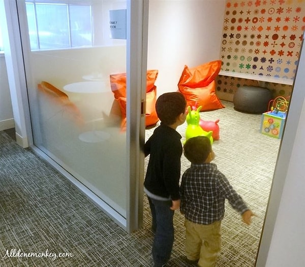 8. Если вы путешествуете с детьми, в некоторых аэропортах оборудованы семейные комнаты, где дети могут поиграть, пока родители отдыхают.