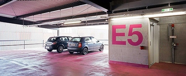 9. Если оставляете машину на парковке, сфотографируйте номер места, чтобы через 1-2 недели путешествий не забыть, где оставили автомобиль.