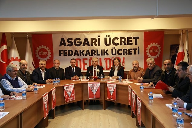 Komisyonda yer almayan DİSK "Asgari ücret fedakarlık ücreti değildir!" dedi ve ekledi: "Büyüme oranında artışla asgari ücretin net 2300 TL olması gerekir"