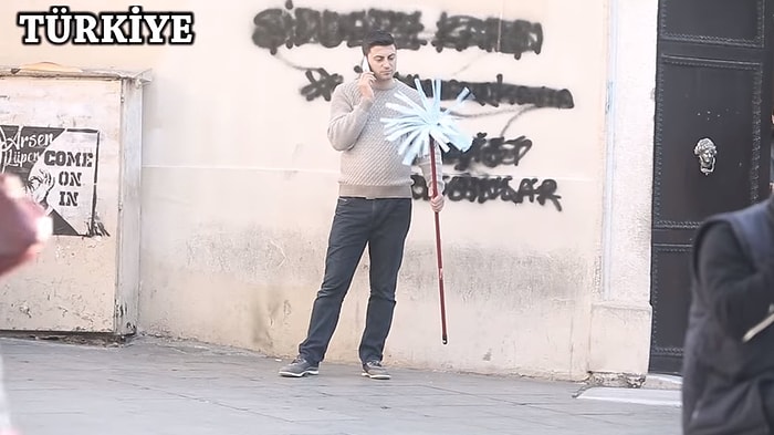 Telefonla Konuşan İnsanların Eline Absürt Nesneler Vererek Çaresiz Bırakmak