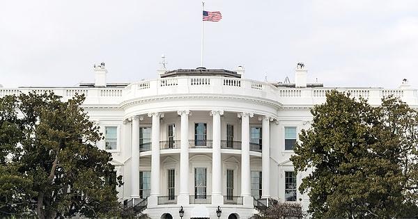 1. Beyaz Saray'da erken bir sabah, sabahlığını giymiş bir elinde diyet kola, diğerinde ise iPhone'unu tutan bir siluet ana yatak odasından çıkarken görülüyor.