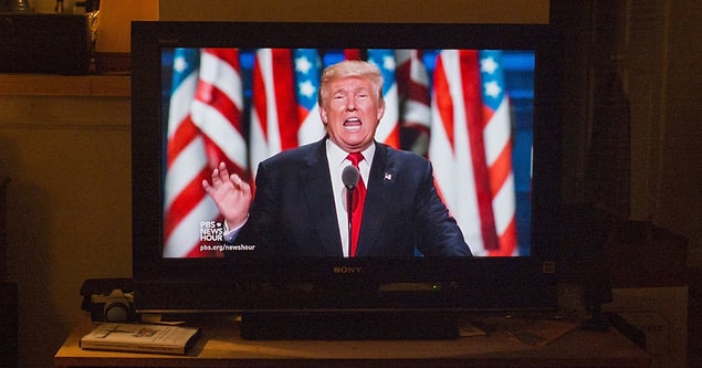5. Söylenenlere göre Trump gününü yine televizyon izleyerek geçiriyor: günde yaklaşık 4-8 saat arası.