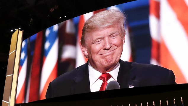 10. Televizyon, Trump'ın gizli silahı. Yemek odasında toplantı yaparken bile sesi kısılmış da olsa duran bir 60 inç tv var.
