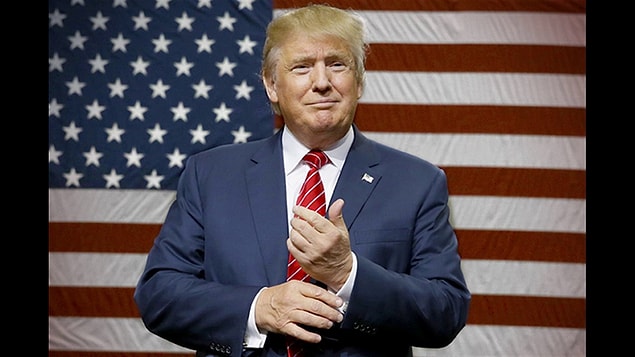 23. Misafirler evi terk edince, televizyonuna geri dönüyor Trump. Gece yarısında yatağa gidiyor, yaklaşık 5-6 saat uyuyor, kendisi uykusuzluk hastası.