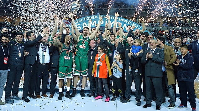 9. Basketbol Erkekler Türkiye Kupası'nın finalinde, Anadolu Efes'i 75-66 yenen Banvit, tarihinde ilk kez kupayı müzesine götürdü.