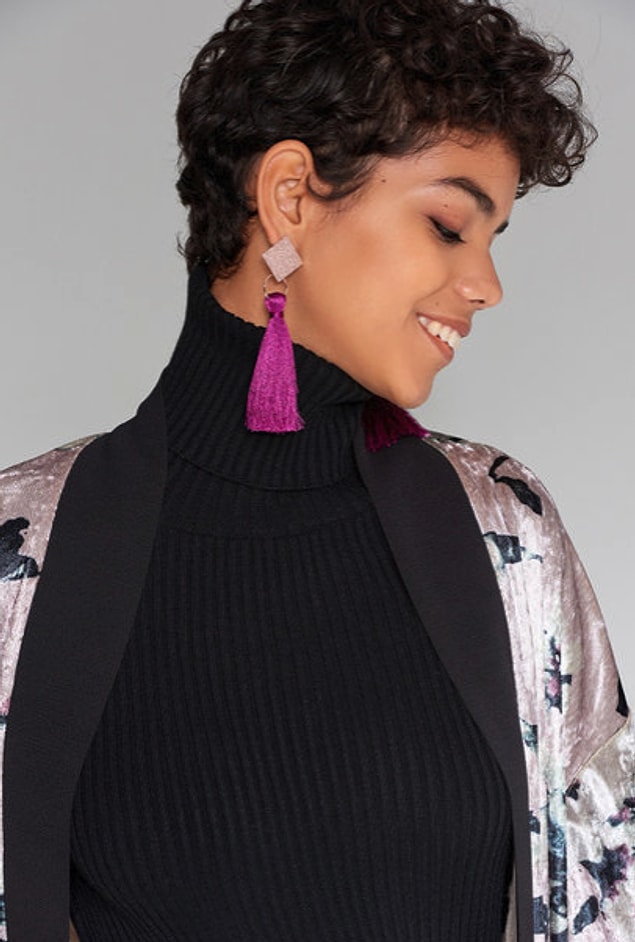 5. Bu sene püsküllü küpeler çok moda! Bu mor olanlarla günlük kombininize senenin rengini katmaya ne dersiniz?