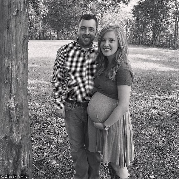 1. Тина Гибсон, мать девочки, говорит, что была в шоке, когда узнала, что ей подсадили эмбрион, который был младше ее всего на год.