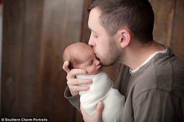 5. «Эмма просто чудо. Думаю, что она выглядит потрясающе после стольких-то лет заморозки!», — шутит супруг Бенджамин Гибсон.