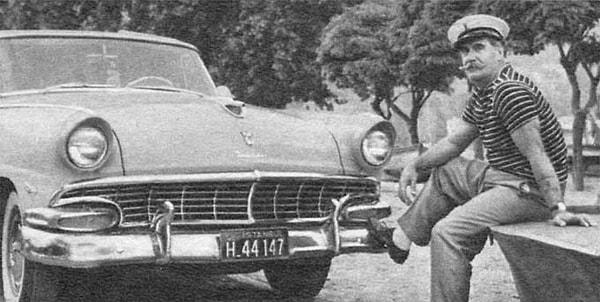 1956 model üstü açık arabasına her şeyden daha fazla kıymet verirdi. Hatta Ford Fairline arabasını sık sık bezle sildiği için rol arkadaşları tarafından dalga bile geçilirdi.